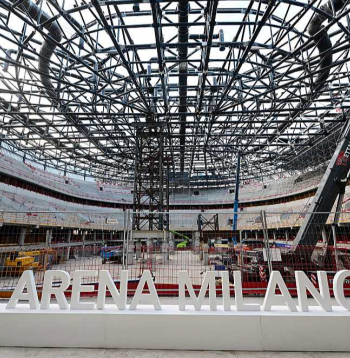 "Santagiulia" arēnai, kur februārī jāsākas Milānas un Kortīnas olimpisko spēļu hokeja turnīram, šī gada jūlijā jumta vietā bija tikai tā karkass. Būvniecības darbi ir aizkavējušies, un būve ekspluatācijā varētu tikt nodota pēdējā brīdī, bez pienācīgas infrastruktūras un visu dienestu darbības pārbaudes.