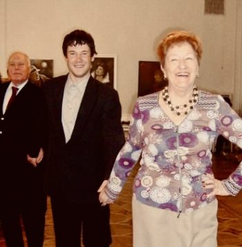 Ingrīda Edīte Saulīte ved tautas dejas sacīkstes "Vedam danci" vērtēšanas komisiju, 2008. gads.