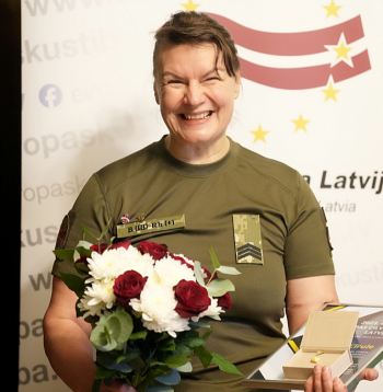 "Darbs frontē Ukrainā brīžiem ir neticami smags, bet cilvēku atzinība palīdz turēties," teic Sarmīte Cīrule.