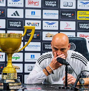 Adriāns Guļa preses konferencē pēc komandas spēlētāju sarīkotās ūdens dušas ar Latvijas čempionu kausu.