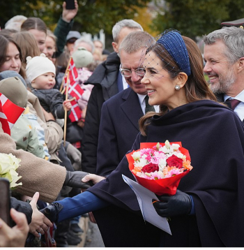 Dānijas karalis Frederiks X un Dānijas karaliene Mērija, kā arī Latvijas Valsts prezidents Edgars Rinkēvičs pēc ziedu nolikšanas pie Brīvības pieminekļa sasveicinājās arī ar rīdziniekiem un Rīgas viesiem.