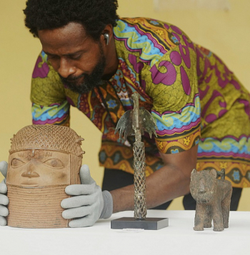 Nigērijai atdota niecīga daļa no Beninas bronzas kolekcijas.