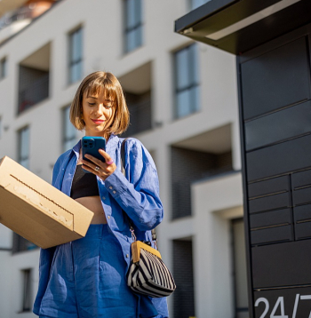 Divus mēnešus pēc Donalda Trampa jaunieviestās prasības deklarēt sūtījumus uz ASV, kam ir neliela vērtība, un maksāt arī par tiem muitas nodokļus, situācija sāk sakārtoties, un uzņēmumi sola piegādes atjaunot drīzākajā laikā.