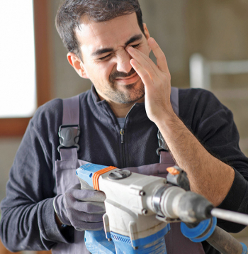 Nereti acīs nokļūst arī metāla skaidas, kad cilvēki kaut ko slīpē, izmanto metāla drāšu birsti, urbj metālā, neizmantojot aizsargbrilles.