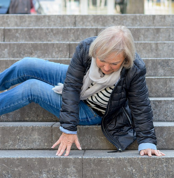 Uz rokām krist nav tik bīstami kā atmuguriski vai uz sāniem.