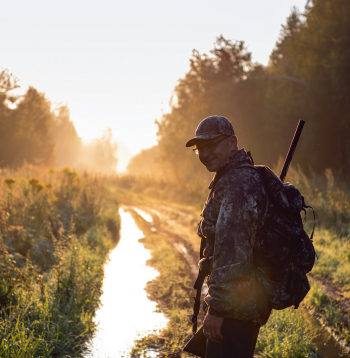 Mednieka dzīve tiek pakārtota drošībai – sākot ar ieroču pareizu glabāšanu un beidzot ar paša rīcības izvērtēšanu jebkurā situācijā.