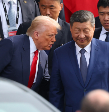 ASV prezidents Donalds Tramps (pa kreisi centrā) sarunājas ar Ķīnas prezidentu Sji Dzjiņpinu (pa labi centrā) pēc viņu tikšanās Naraemaru pieņemšanas zālē Gaisa spēku bāzē Pusanā, Dienvidkorejā, 2025. gada 30. oktobrī.