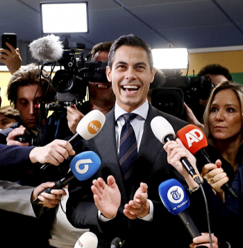 Liberālās partijas "Demokrāti 66" līderis Robs Jetens ceturtdien Nīderlandes parlamentā Hāgā, atbildot uz žurnālistu jautājumiem.