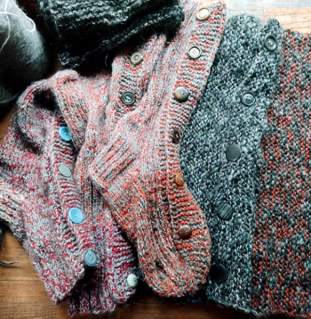 Laumas Neimanes zeķes pogājamas gandrīz līdz ceļgalam. Adāmas palielinātas ar domu, ka uz kājas ir apsējs vai ģipsis. Vislabāk viscaur vai vietām adīt elastīgajā valnīša rakstā. Noder mājās esošas atbilstoša lieluma pogas.