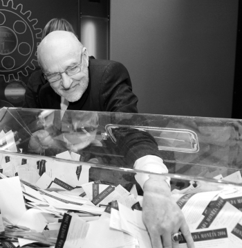 Mākslinieks Gunārs Krollis Latvijas Bankas konkursa "Latvijas gada monēta 2006" uzvarētāja apbalvošanas pasākumā.