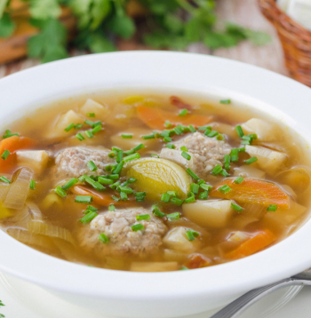 Frikadeļu zupa ar selerijām.