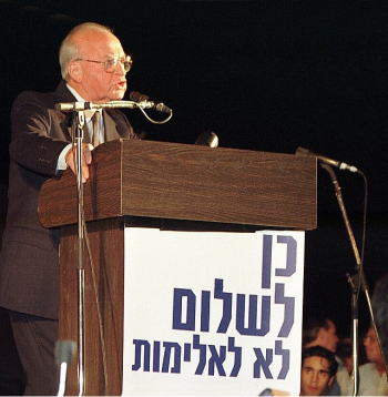 Ichāks Rabins mītiņā, pēc kura tika nogalināts.