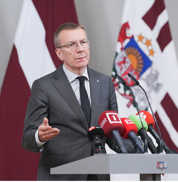 Valsts prezidents Edgars Rinkēvičs, nododot Saeimai otrreizējai caurlūkošanai likumprojektu par izstāšanos no Stambulas konvencijas, aicināja deputātus atstāt šo jautājumu izlemšanai nākamajai Saeimai.