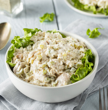 Selerijas un vistas salāti.