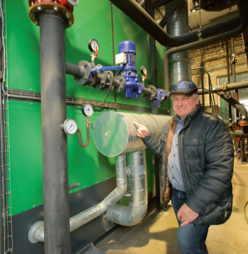 SIA "AGB serviss" saimnieks Aivars Bundzens: "Ar šķeldu kurināmās siltuma ražošanas iekārtas ir dārgākas nekā ar gāzi darbināmās, tomēr visā darbības cikla laikā, tie ir 15 līdz 20 gadi, ar šķeldu darbināmais katls ir izdevīgāks nekā gāzes iekārta."