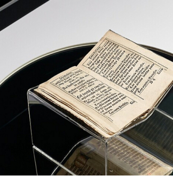 2022. gadā LNB bija skatāma izstāde "Atgriešanās. Senākā dzīvā grāmata latviešu valodā", kur bija eksponēta viena vienīga grāmata – 1585. gadā iespiestais Petra Kanīzija latviski tulkotais katehisms.