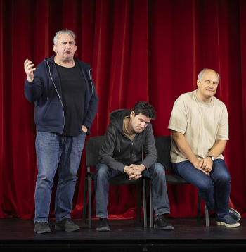 Pievilcīgākie un rosinošākie neapšaubāmi ir tie tēli, kuriem aktieris atdod kaut ko no sevis paša. Jaunā Rīgas teātra aktieri Gundars Āboliņš (no kreisās), Vilis Daudziņš un Andris Keišs dažādu izrādes varoņu lomās Alvja Hermaņa iestudējumā "Kritiens augšup".