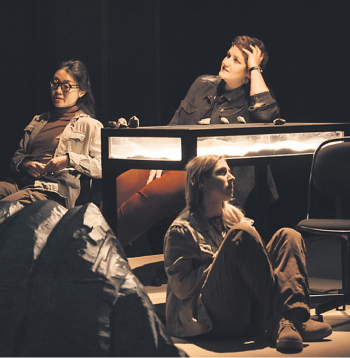 Skats no Līvas Blūmas, Barbaras Lehtnas, Lindas Krūmiņas darba "Cantus Firmus" iestudējuma Ģertrūdes ielas teātrī.