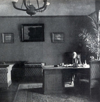 Valsts prezidents Jānis Čakste savā kabinetā 1925. gadā.