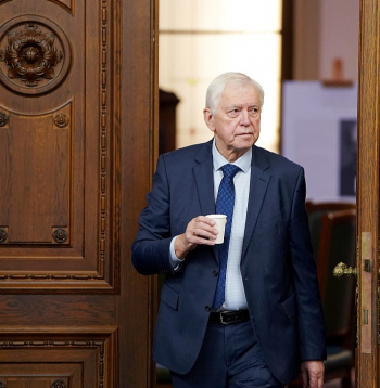 Saeimas ZZS frakcijas vadītāja vietnieks Augusts Brigmanis pauda viedokli, ka šī valdība sākot izskatīties pēc viena jautājuma valdības – ja visu izšķirot viena konvencija, tad tādai valdībai neesot jēgas. Saeimas ZZS frakcijas vadītāja vietnieks Augusts Brigmanis pauda viedokli, ka šī valdība sākot izskatīties pēc viena jautājuma valdības – ja visu izšķirot viena konvencija, tad tādai valdībai neesot jēgas.