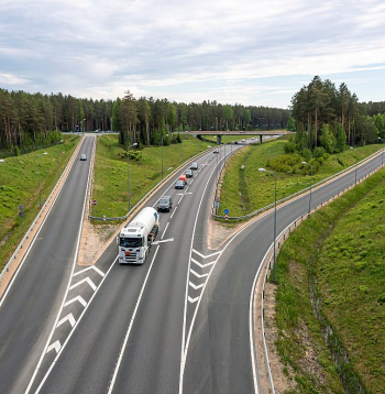 Lietuvā izbūvēts moderns automaģistrāles 12 km posms pie Marijampoles, noslēdzot "Via Baltica" rekonstrukciju no Kauņas līdz pat Polijas robežai. Četru joslu autoceļu no Kauņas arī līdz Latvijas robežai lietuvieši plāno izbūvēt nākamo astoņu gadu laikā.
