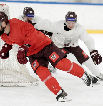 Jaunais Triju Zvaigžņu ordeņa virsnieks Kaspars Daugaviņš cer ar labu sniegumu Vācijas kausa izcīņā tikt pie līguma kādā no Eiropas vadošajām hokeja līgām.