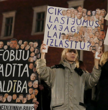 Doma laukumā notiek protests "Nosargāsim Māti Latviju" pret izstāšanos no Eiropas Padomes Konvencijas par Vardarbības pret sievietēm un vardarbības ģimenē novēršanu un apkarošabu (Stambulas konvencijas).