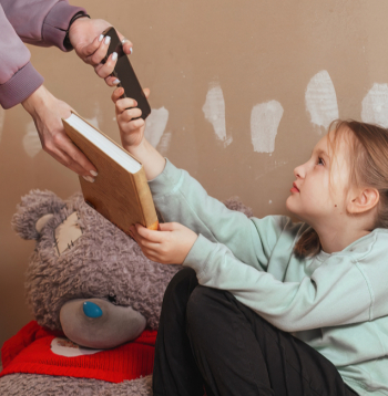 Kāpēc bērniem jālasa grāmatas, ja reiz strauji esam iegājuši digitālajā laikmetā, kur informācija ir pieejama dažu “klikšķu” attālumā? Atbilde vienkārša: lasīšana attīsta domāšanu, valodu un iztēli daudz dziļāk, nekā to spēj digitālie mediji.