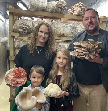 Austersēņu audzēšana Dzērvēm ir ģimenes bizness, kurā piedalās arī bērni. Attēlā: audzētāji “rudens” konteinerā, kur notiek sēņu augšana.