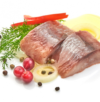 Siļķe dzērveņu marinādē.