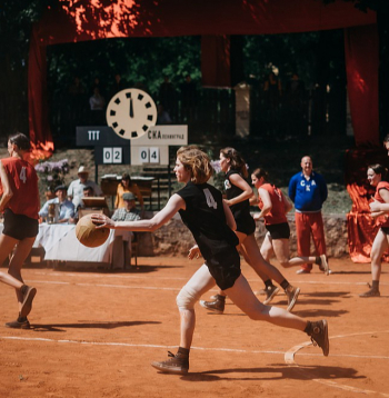 Agnese Budovska komandas "TTT" līderes Dzidras Uztupes-Karamiševas lomā.