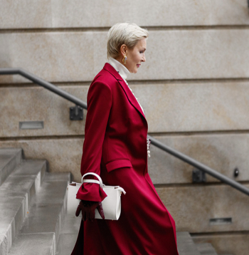 Sarkanā krāsa ir autoritatīva un enerģiska, piesaista uzmanību un rada spilgtu akcentu koptēlā