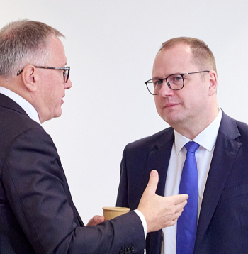 Ministrs Raimonds Čudars (no labās) atzinis, ka neredz pamata piešķirt valsts budžeta dotāciju Valkas novadam, arī finanšu ministrs Arvils Ašeradens to nesolīja, taču piebildis, ka tikšot meklēts veids, kā Valkas novada problēmas risināt.