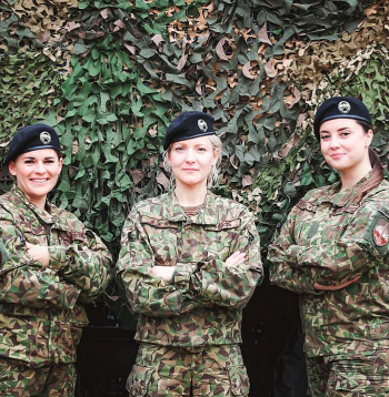 Signi Birkenbergu (no kreisās), Ilzi Lāci un Lauru Vēberi-Krastiņu vieno atziņa, ka Zemessardzē katra diena nes kaut ko jaunu un aizraujošu.