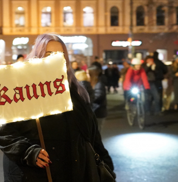 Cilvēki laukumā pie Brīvības pieminekļa pēc protesta Doma laukumā.