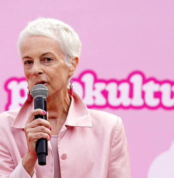 "Vēzis un krūšu veselība Latvijā daudziem joprojām ir tabu, un fonds nolēma, ka šī attieksme ir jāmaina. Aizsākām jaunu kustību "Pupkultūra"," stāsta Zinta Uskale. Attēlā: Z. Uskale krūšu veselības mēnesim veltītajā pasākumā pagājušā gada rudenī.