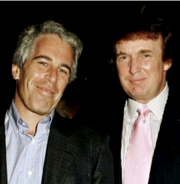 Džefrijs Epstīns (no kreisās) un Donalds Tramps 1997. gadā uzņemtā fotogrāfijā. Tramps teicis, ka viņa draudzība ar Epstīnu beigusies pirms vairāk nekā 20 gadiem.