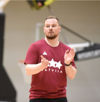 Latvijas basketbola sieviešu izlases galvenais treneris Matīss Rožlapa.