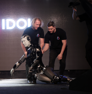 Maskavā prezentēts pirmais Krievijā izstrādātais humanoīdais robots "AIdol".