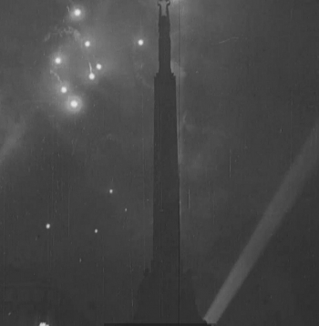 Padomju Artilērijas dienas salūts 1946. gadā. Kadrs no kinožurnāla "Padomju Latvija".