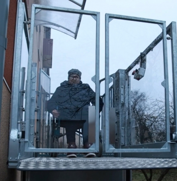 Pateicoties jaunajam pacēlājam, Gulbenes iedzīvotāja Mārīte beidzot var iziet no mājas saviem spēkiem. 