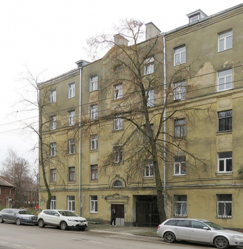 Māja Rīgā, Kalna ielā, no kuras nokrita lāsteka.