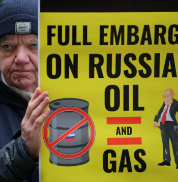 Putina režīmam galvenais ienākumu avots ir naftas un gāzes eksports, kas palīdz turpināt karu Ukrainā. Protestētāja plakāts aicina pilnībā atteikties no Krievijas naftas un gāzes.