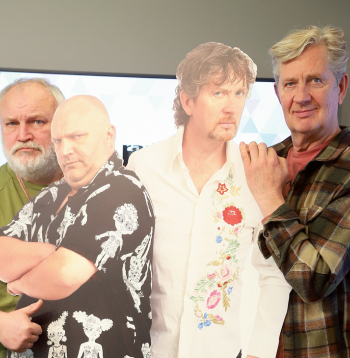 Atkal sagājuši kopā un dzirksteļo Radio SWH LV ēterā, kā nebūtu
vienpadsmit gadu pārtraukuma. Vai nav brīnums, jo Andris
Freidenfelds, saukts arī par Fredi, raidījuma “BB Brokastis” vadītāju šķiršanos savulaik nosauca par likumsakarīgu attiecību
nāvi tāpēc, ka ar Kasparu Upacieru jeb Ufo, bija kļuvuši par
lieliem pretpoliem.