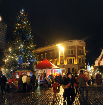 Doma laukuma Ziemassvētku egles iedegšana.
