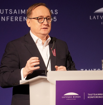 1% liela kredītlikmes izmaiņa hipotekārā kredīta ciklā esot līdzvērtīga papildu sešu kvadrātmetru platībai jaunā projekta dzīvoklī vai papildu 18 kvadrātmetriem padomju laikā celtajās ēkās – šādi, ilustrējot, cik nozīmīga ir kredītu procentu likmju samazināšana, argumentēja Latvijas Bankas prezidents Mārtiņš Kazāks.