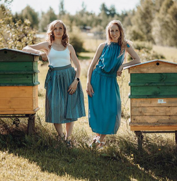 "Ir izveidojies stabils klientu loks, cilvēki veic atkārtotus pirkumus – iepērkas astoto, desmito un pat divdesmito reizi," ir gandarītas uzņēmuma un zīmola "Apimi" radītājas – māsas Madara Feldmane (pa labi) un Ieva Boginska.