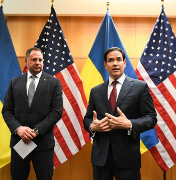 ASV valsts sekretārs Marko Rubio (no labās) un Ukrainas prezidenta biroja vadītājs Andrijs Jermaks, Ženēvā uzrunājot reportierus.