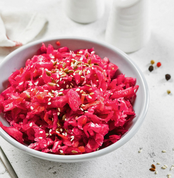 Skābu kāpostu un biešu salāti.