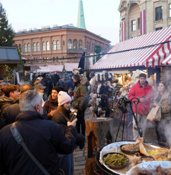 Ziemassvētku tirdziņš Doma laukumā, Rīgā. 